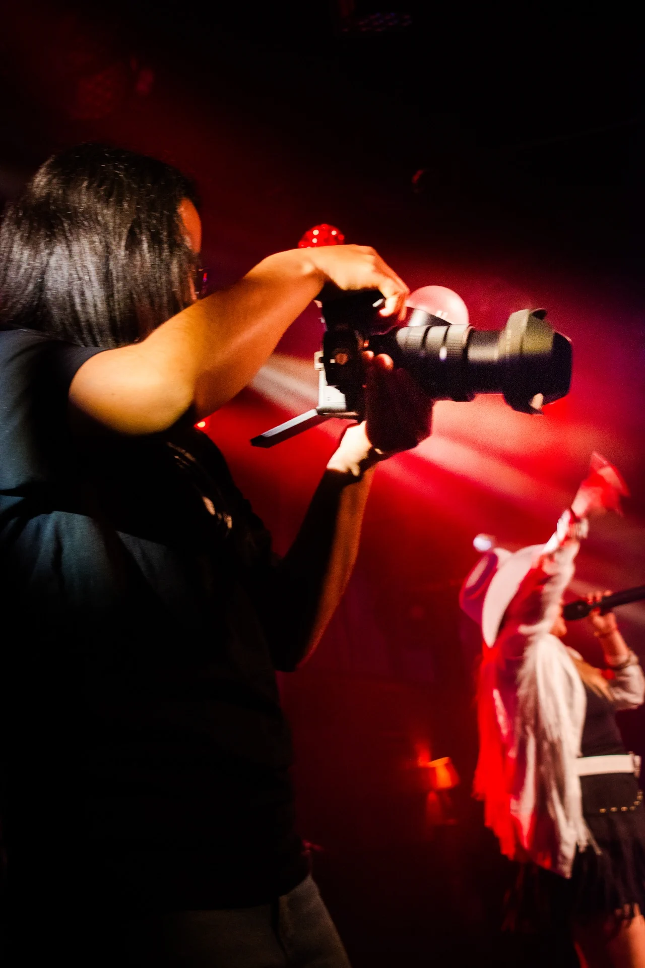 Sofía Montes fotografiando un concierto